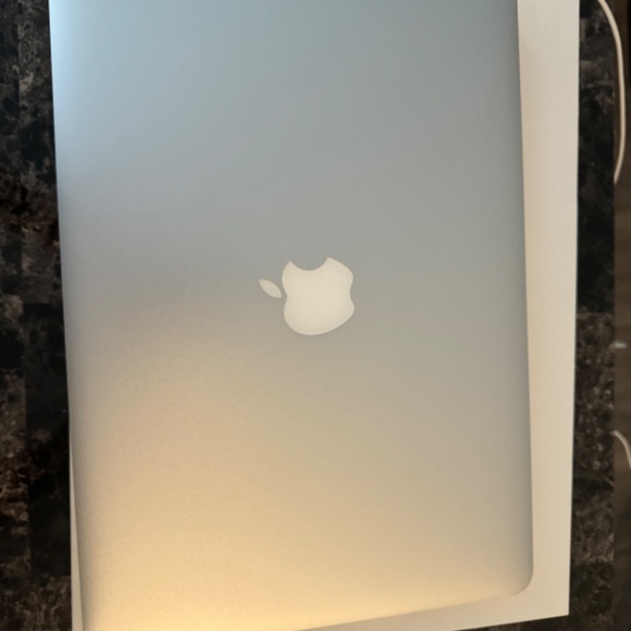 Apple MacBook Air - Picture 3 of 5